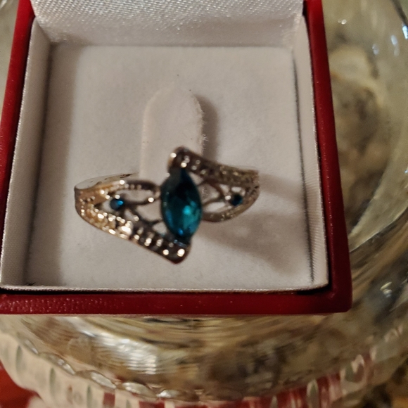 Semi Blue stone crystal filled round shape ring - Picture 3 of 6